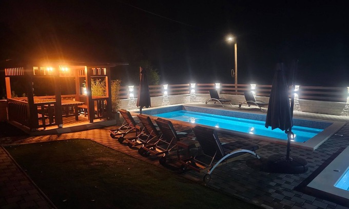 Duga Resa House | Secluded Holiday Home in Sveti Petar Mrežnički with Swimming Pool