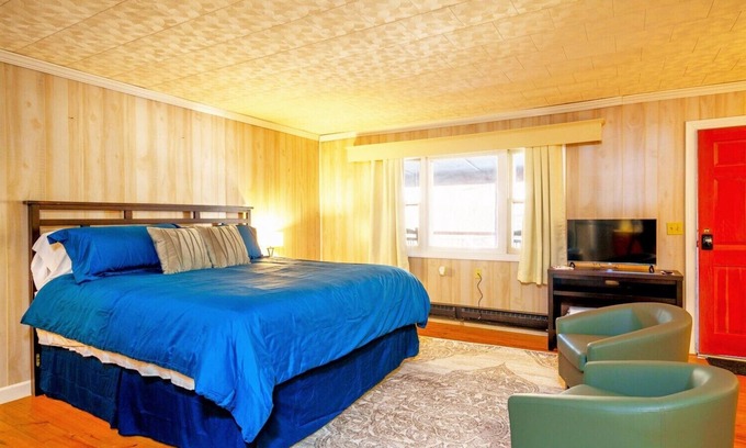 Elkins Cabin | Secluded Lodge*Full kitchen + King Bed