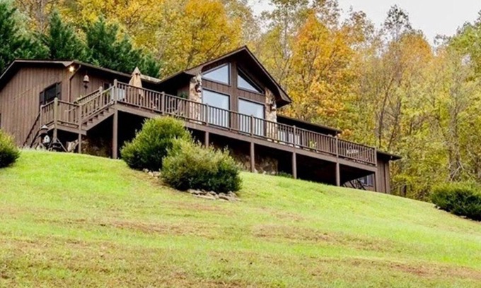Moravian Falls Cabin | Secluded Mountain Top Cabin | Fire Pit | Fireplace