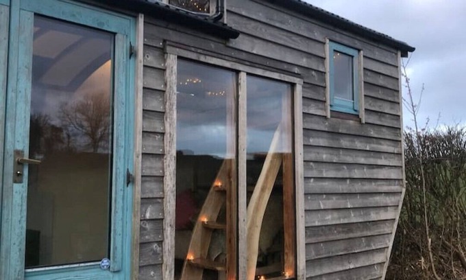 Liverton Cabin | Secluded Shepherds Hut, with a view and hot tub