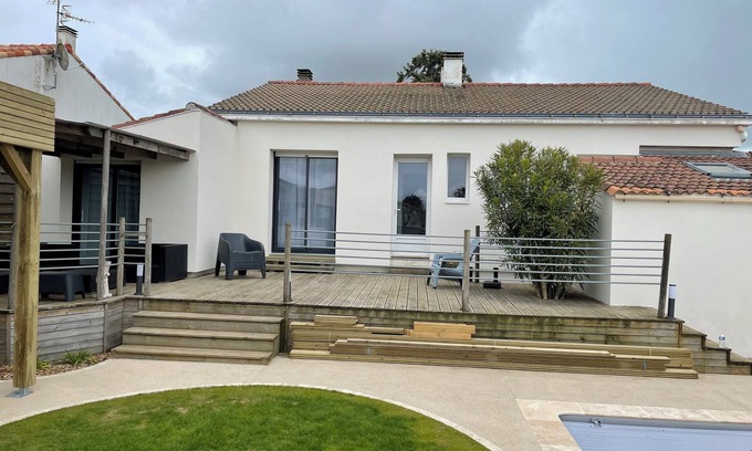 Longeville-sur-Mer House | Secrets Salés, seaside cottage with swimming pool