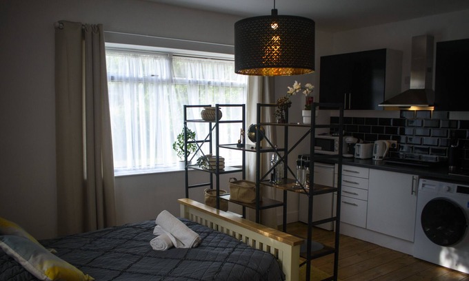 Yeovil Apartment | Self Contained Bedroom with En-Suite & Kitchenette