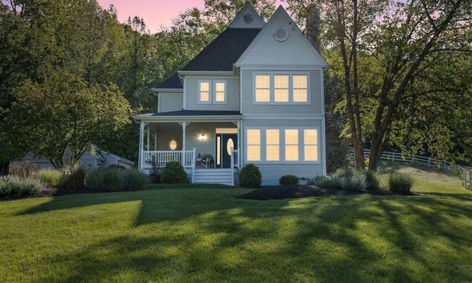 Saint Albans House | Serene 4BD/4BA Countryside + HotTub by Lake & Golf