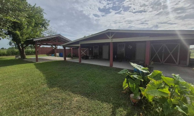 Lissie House | Serene barn house with cattle in Wallis, TX - Perfect for a peaceful getaway