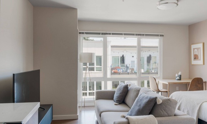 West Bellevue Apartment | Serene Bellevue Studio w/Gym & Pet Area, nr Shopping, by Blueground