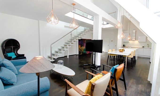 Innere Stadt Apartment | Serene City Center Oasis | Lux Design, ♛Royal Beds