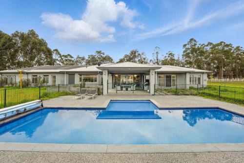 Hastings House | Serene Coastal Retreat in Hastings w pool