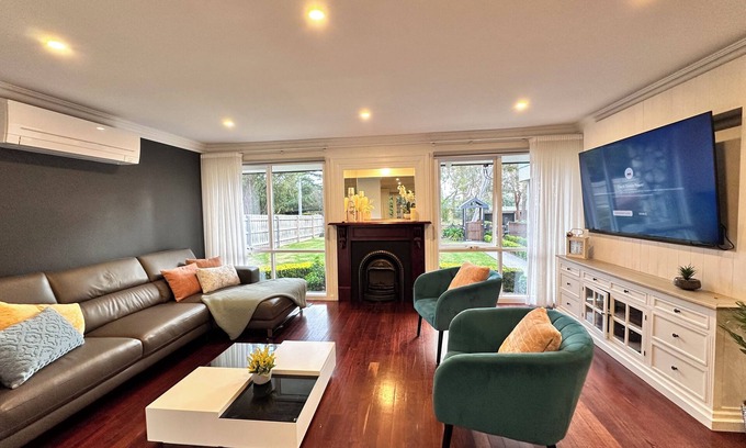 Boronia House | Serene Escape with Birds, Trees & Breeze– 5BR, 3.5B n garage with Wifi & Netflix