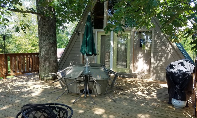 Somerset Cottage | Serene Lakefront Retreat: Close to Marina, Park, & Downtown Charm