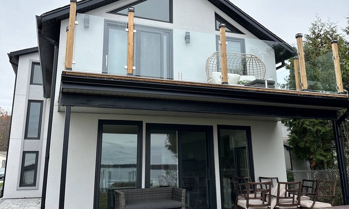 Innisfil Cottage | Serene Lakeside Retreat: Modern Design, and Breathtaking Lake Simcoe Views