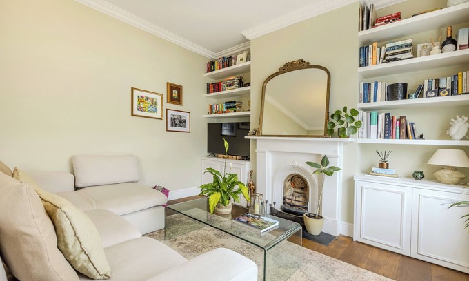 Sands End Apartment | Serene multilevel 2BR flat w/Garden in Fulham