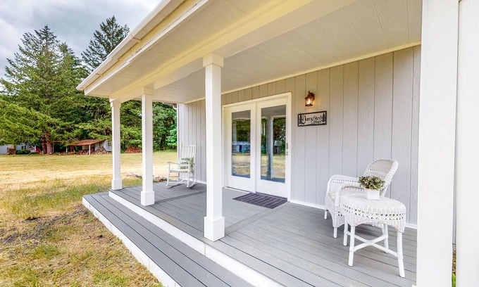 Dallas House | Serene Retreat by the Creek - Open-Concept Layout