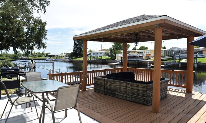 Port Richey House | SF Enjoy Sunset with Dolphin & Manatee