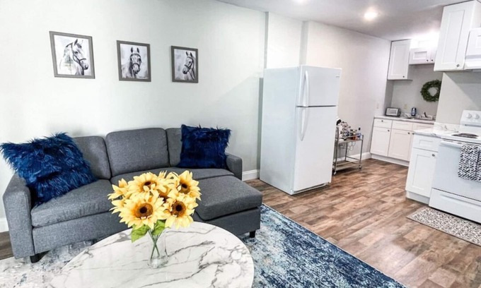 London Apartment | Shady Oaks Condo- King Bed, Walk to Main St.