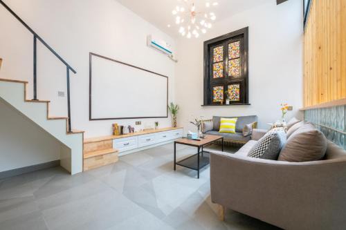 Minhang Apartment | Shanghai Hills&XING 132 Family Homestay with 2 Bedrooms Near Mid Huaihai Rd and Metro Line 1&14