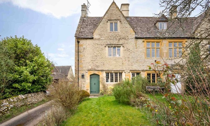 Broadwell Cottage | SHENLEY, pet friendly, character holiday cottage in Broadwell