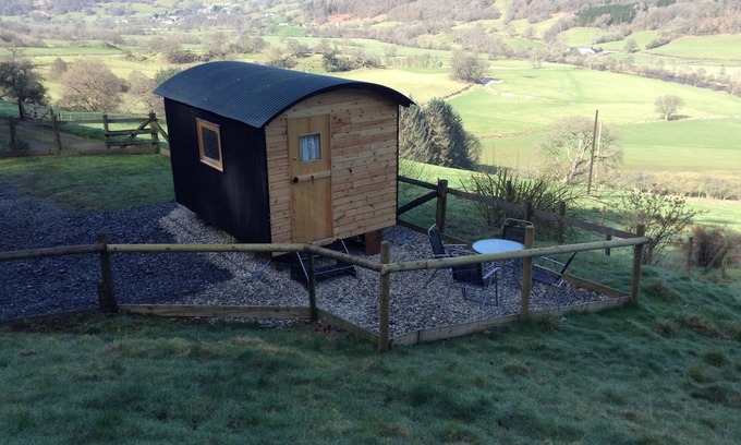 Cwmtirmynach Cabin | Shepherd Hut "Megan" in beautiful quiet location
