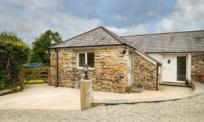 Brazzacott Cottage | SHEPHERDS REST, pet friendly, with a garden in Jacobstow