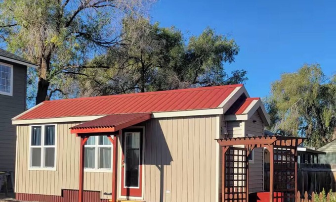 Redmond House | ShinyTiny Home in the Heart of Redmond with Stunning Backyard- Pet Friendly!