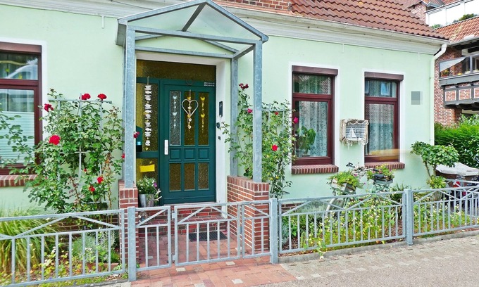 Elsfleth Apartment | Shore deck 1 90sqm² with garden. Important: 2 children up to 3 years free