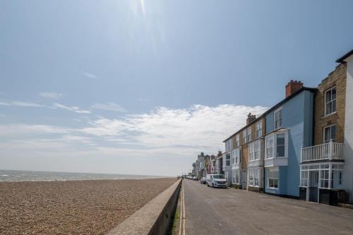 Aldeburgh House | Shore View, Aldeburgh - A lovely Seafront House on famous Crag Path with uninterrupted Beach Views - Aldeburgh Coastal Cottages