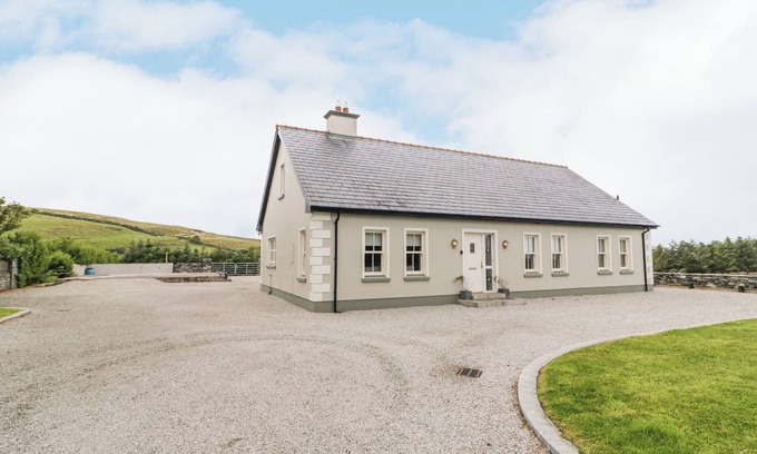 Gortahork Cottage | SHROUGHAN, pet friendly, with a garden in Gortahork, County Donegal
