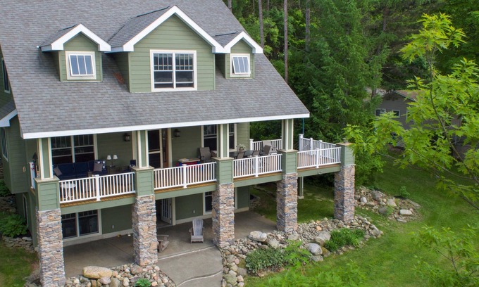 Perry House | Silver Lake Lakefront Home