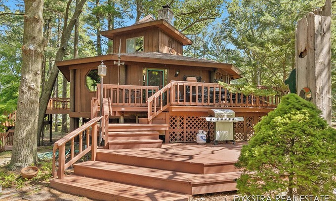 Silver Lake Cottage | Silver Lake Treehouse is one of a kind overlooking Silver Lake and sand dunes