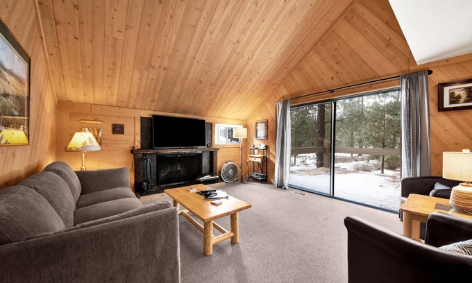 Overlook Park Hotel | Simple, pet friendly, cabin style home with Hot Tub - POL99