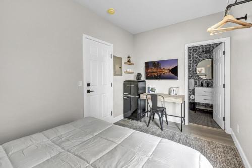 Vista Apartment | Single Bedroom - Queen Size. Heart of Downtown Vista