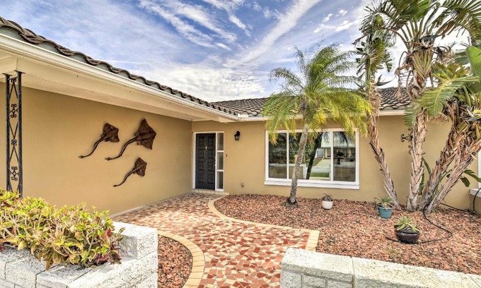 Flor-a-mar House | Single-Story Home with Hot Tub - Pets Welcome!