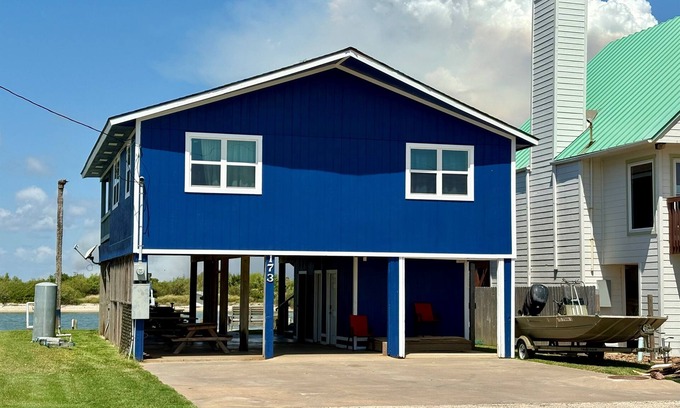 Matagorda House | Sits on Colorado river with lighted fishing pier