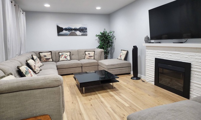 Saanich East House | Six bedroom house near UVic.