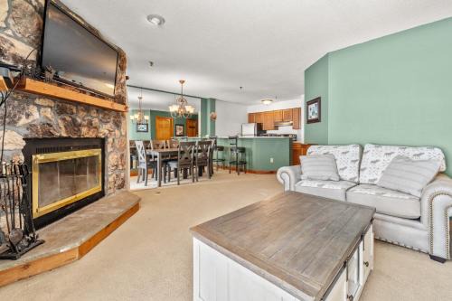 Stratton Mountain House | Ski on Ski Off F Building at Obertal