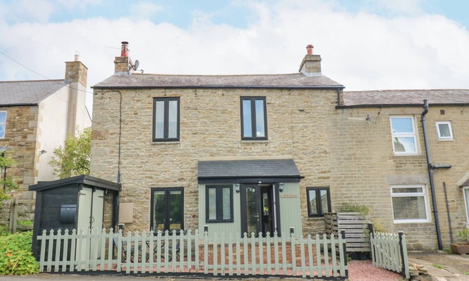 Allendale Cottage | SKOVHAVEN, pet friendly, with open fire in Catton