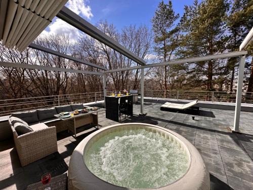 Ziepniekkalns Apartment | Skyhouse Riga Superior Penthouse & SPA