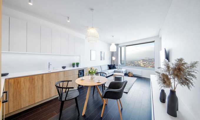 Old Town Apartment | SkyPark—25th Floor & Castle View Parking