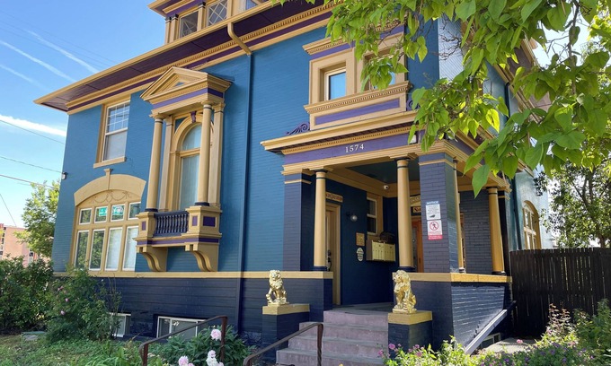 City Park Apartment | SkyView Loft in Healing Center, City Park West, with WiFi, Bathtub & Balcony