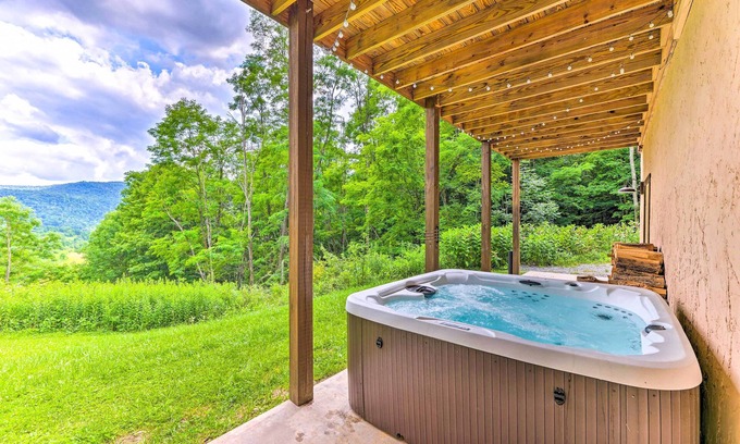 Slatyfork Farm Cabin | Slaty Fork Escape w/Mountain View + Hot Tub!