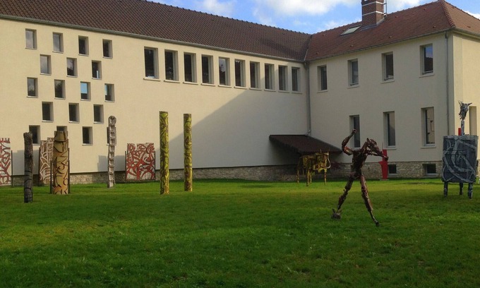 Clairefontaine-en-Yvelines Apartment | Sleep in nature, in an art center!