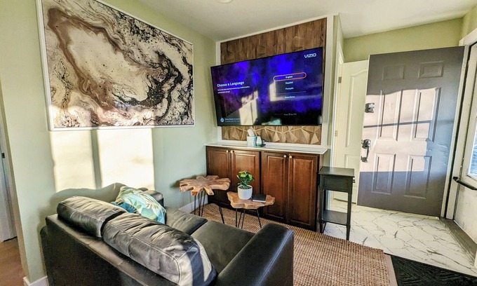 Flint House | Sleek and Central Small Home ~ Close to everything