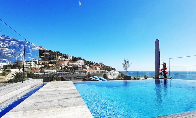 Fresnaye Apartment | Sleek Penthouse 5 min from Cape Town beaches.