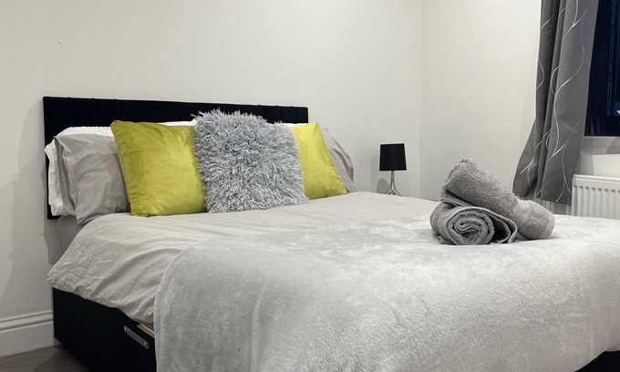 Wallington Apartment | Sleek, Sleeps 6 Sunset Views, Family friendly