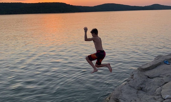 Cookson House | Sleeps 13 ~ 2-story home,1/4 mile to water!