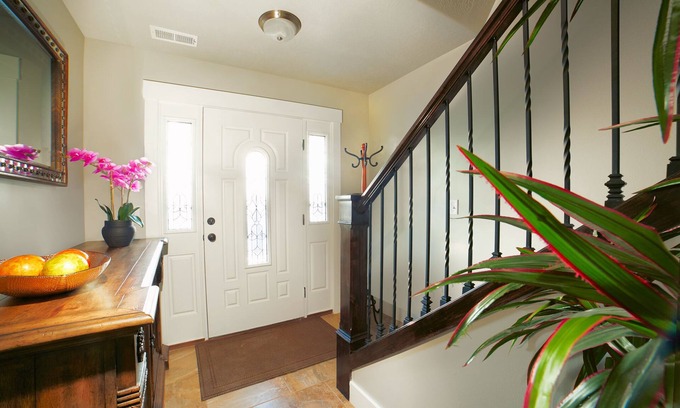 Ogden House | SLEEPS 20 IN LUXURY! Private Hot Tubs+Best Location+BBQ+Patio+5 Mins to Dwntwn!