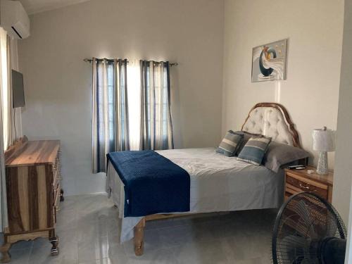 Discovery Bay House | Sleeps 4 with Free Parking 15-min to Beach