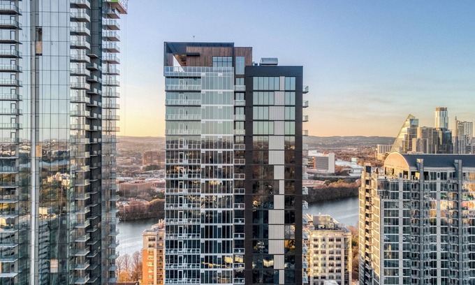 Rainey Street Historic District House | Sleeps 40 | Luxe Condos Near DT Austin | Natiivo