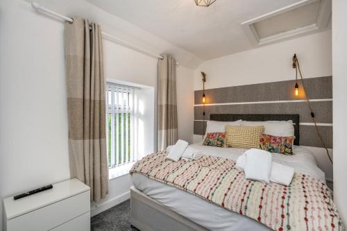 Margam Apartment | Sleeps 6 - 3 Doubles - 2 Baths - Free Parking