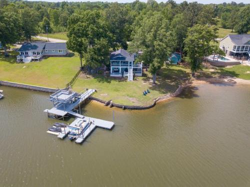 Ridgeway House | Sleeps 8 Waterfront Dock Dog Friendly Grill