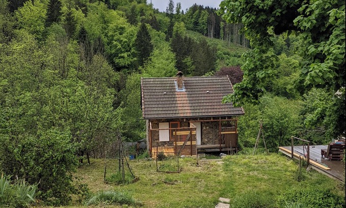 La Combe-de-Lancey Ski Chalet | Small house surrounded by nature and mountains.